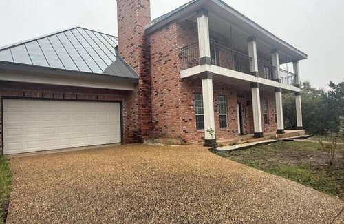 Stone Oak Maison | 5 beds 3 bathroom Large patio pool table stone oak