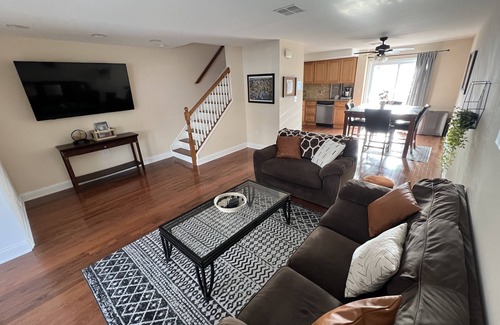 South Philadelphia Maison | 5 blocks walk to Stadiums! Extra wide South Philly Rowhome with Balcony+Parking!