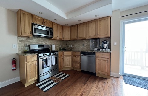 South Philadelphia Maison | 5 blocks walk to Stadiums! Extra wide South Philly Rowhome with Balcony+Parking!