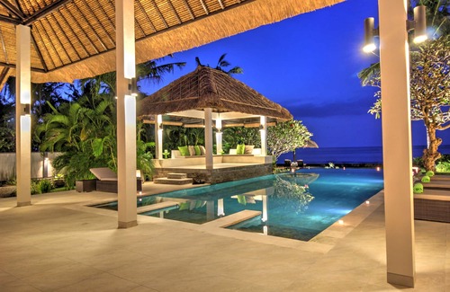 Dencarik Villa | 5 BR Luxurious Beachfront Villa - Grande piscine et personnel - Lovina Beach