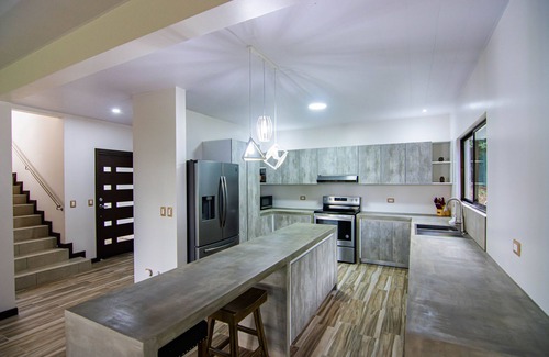 La Fortuna Maison | 5 BR Rainforest Retreat 5 Minutes from Town!