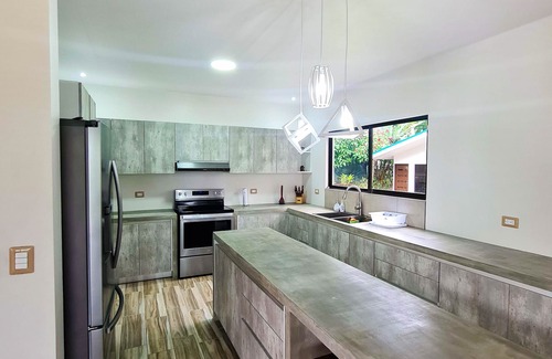 La Fortuna Maison | 5 BR Rainforest Retreat 5 Minutes from Town!