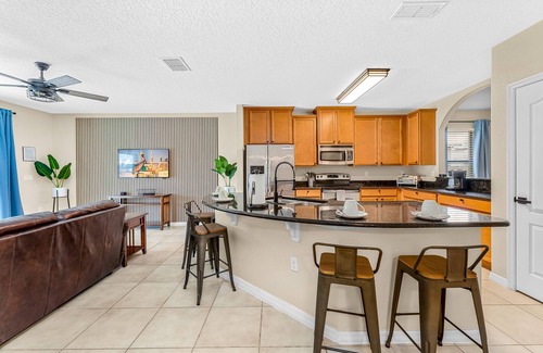 Cypress Pointe Maison | 5 BR with pool! By shopping, restaurants, Disneyworld, & Universal Studios!