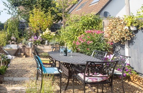 Knodishall Cottage | 5 Burrells Cottages - sleeps 4 guests in 2 bedrooms