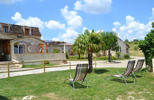 Brugnac Maison | Hameau de vancance avec piscine et Ranch.