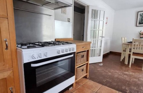 Waltham Cross Maison | 5 double beds in a detached house in Cheshunt with free parking.