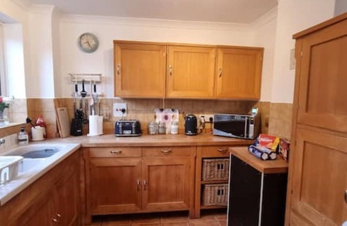 Waltham Cross Maison | 5 double beds in a detached house in Cheshunt with free parking.