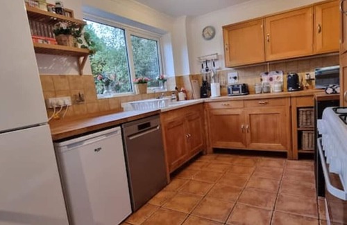 Waltham Cross Maison | 5 double beds in a detached house in Cheshunt with free parking.