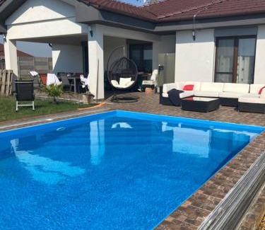 Topolniky Maison | 5 izbový samostatný stojaci rodinný dom s podkrovím a veľkou záhradou so sezónnym bazénom, celoročnou saunou a vírivkou-momentálne pokazena- od augusta bude nová na dovolenku a oddych