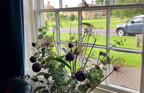 Willersey Maison | 5* LUXURY Spacious Cottage, Garden. Pubs, Duck Pond. 5 Beds,3 Baths. Nr Broadway