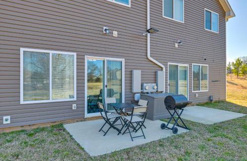 Harrisburg Maison | 5 Mi to Charlotte Motor Speedway Cozy Townhome