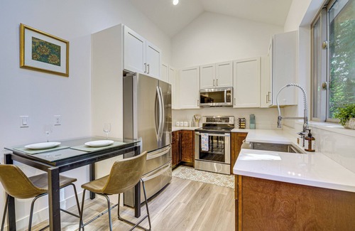 Redmond Maison | 5 Mi to Chateau Ste Michelle: Creekside Escape!