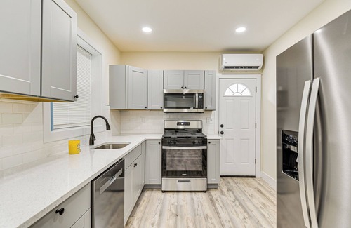 West Philadelphia Maison | 5 Mi to Dtwn: Convenient Philadelphia Townhome