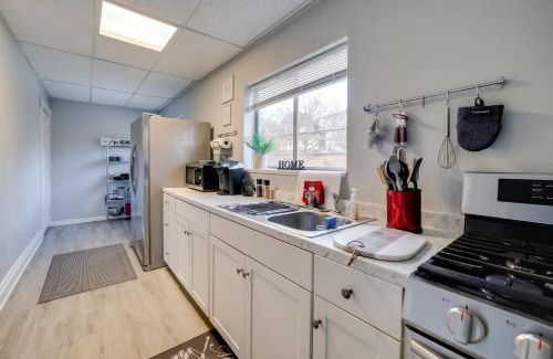 South Hills Appartement | 5 Mi to Dtwn Pittsburgh Apt with Balcony