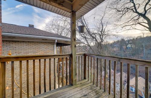 South Hills Appartement | 5 Mi to Dtwn Pittsburgh Apt with Balcony