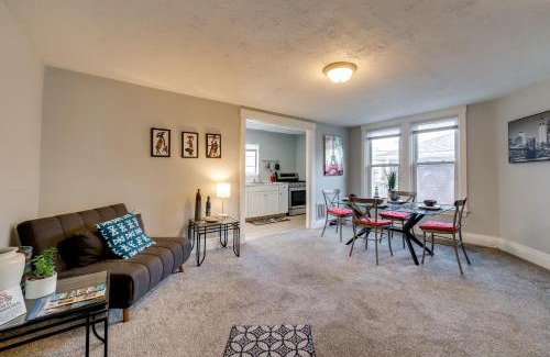 South Hills Appartement | 5 Mi to Dtwn Pittsburgh Apt with Balcony