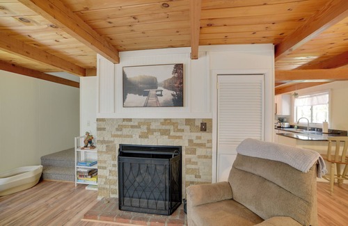 Hillsboro Cabine | Lakefront Getaway w/ Canoe & Dock Fishing!