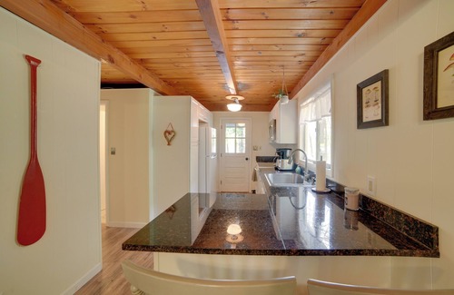 Hillsboro Cabine | Lakefront Getaway w/ Canoe & Dock Fishing!