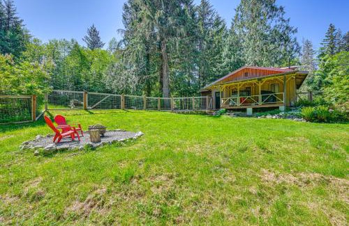 Paradise Estates Maison | 5 Mi to Mt Rainier Natl Park Cozy Cabin with Deck!