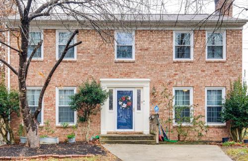 Lake Ridge Maison | 5 Mi to Potomac Mills Cozy Family Home with Deck!