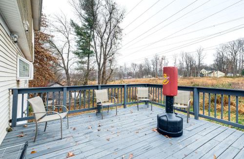 Lake Ridge Maison | 5 Mi to Potomac Mills Cozy Family Home with Deck!