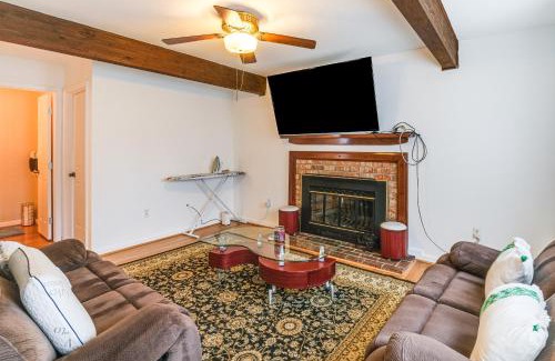 Lake Ridge Maison | 5 Mi to Potomac Mills Cozy Family Home with Deck!