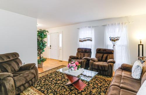 Lake Ridge Maison | 5 Mi to Potomac Mills Cozy Family Home with Deck!