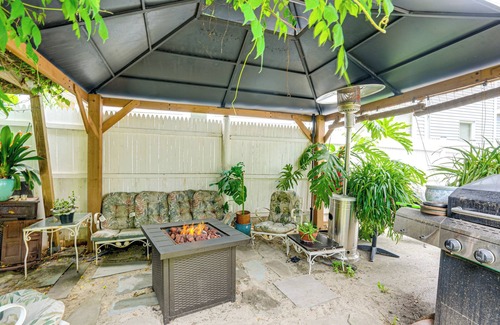 Lynn Appartement | 5 Mi to Salem! Lynn Apt By the Sea w/ Hot Tub