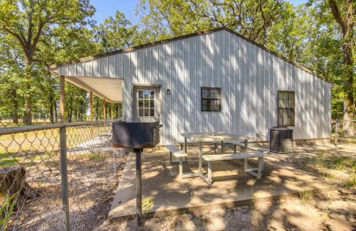 Sardis Maison | 5 Mi to Sardis Lake Pet-Friendly Cabin Rental