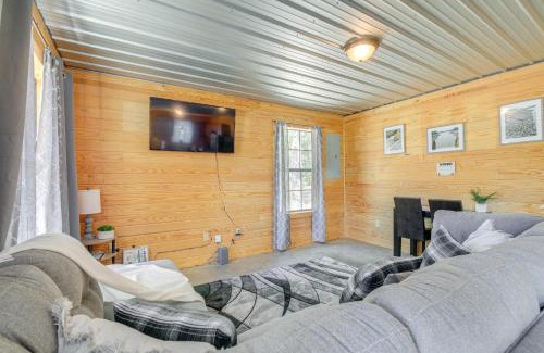 Sardis Maison | 5 Mi to Sardis Lake Pet-Friendly Cabin Rental