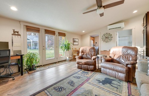 White Pigeon Appartement | 5 Mi to St Joseph River Apartment with Fire Pit!
