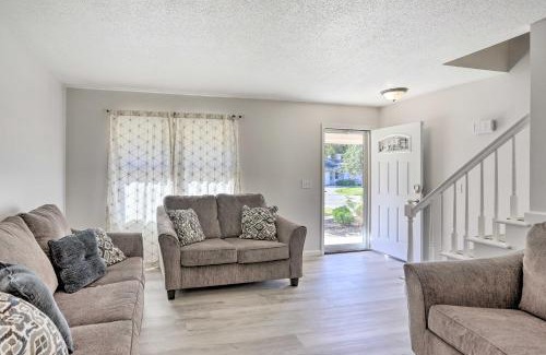 Bedford Appartement | 5 Mi to UT Quiet Toledo Duplex Near Parks!