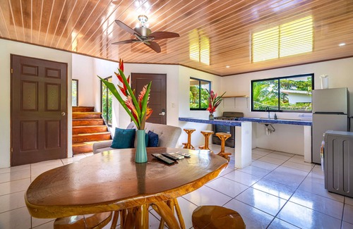Parrita Maison | 5 min drive to beach-paved roads-6 bedroom-sleep 12-fast WiFi-pool