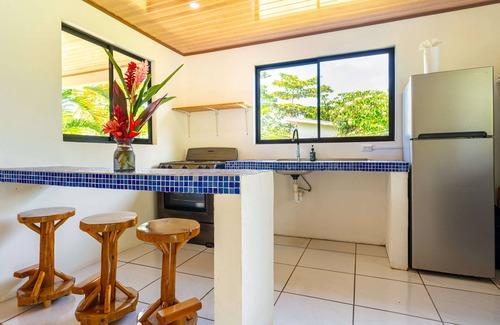 Parrita Maison | 5 min drive to beach-paved roads-6 bedroom-sleep 12-fast WiFi-pool
