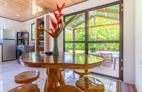 Parrita Maison | 5 min drive to beach-paved roads-6 bedroom-sleep 12-fast WiFi-pool
