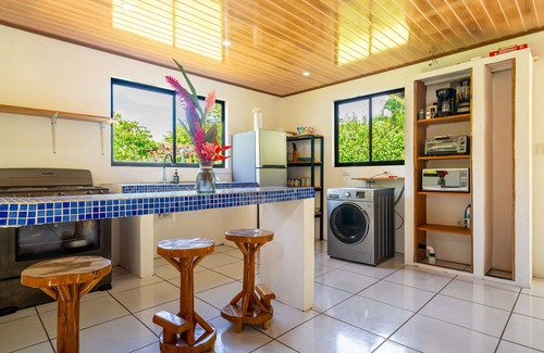 Parrita Maison | 5 min drive to beach-paved roads-6 bedroom-sleep 12-fast WiFi-pool