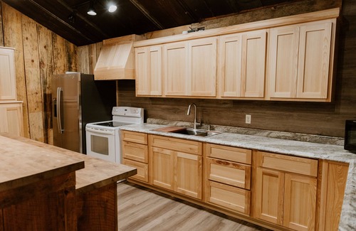 Elliott Cabine | 5 min. from Grenada Lake! 3 bed room/ Outside pavilion / Family size/ fire pit