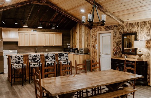 Elliott Cabine | 5 min. from Grenada Lake! 3 bed room/ Outside pavilion / Family size/ fire pit