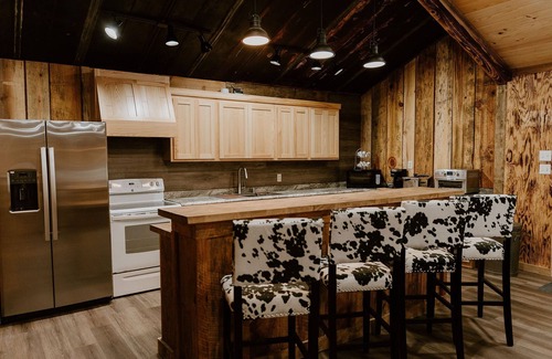 Elliott Cabine | 5 min. from Grenada Lake! 3 bed room/ Outside pavilion / Family size/ fire pit