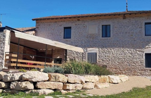 Saint-Benigne Maison | à 5 min de Pont de vaux,Gîte de 15 personnes avec billards, terrain de pétanque