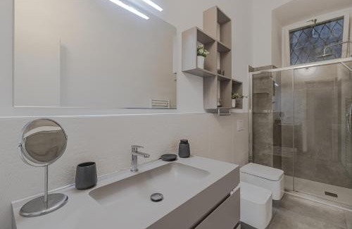 Como Appartement | [5 min Historic Center] Luxury White Lotus Mansion