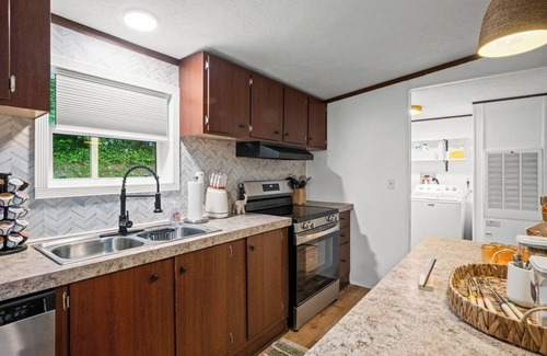 Fayetteville Maison | 5 MIN NEW RIVER GORGE, WALK TO TOWN, GAMEROOM, HOT TUB