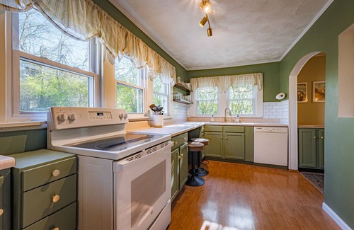 Fayetteville Maison | 5 min to NRG Park + hot tub + fire pit + game room