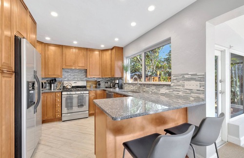 Pompano Beach Maison | 5 min to Pompano Beach ~ Putting Green ~ Pool Table ~ Outdoor Oasis