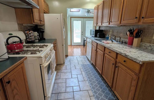 Corning Maison | 5 min to the Corning Museum of Glass! Family-sized Duplex w/ pool table & patio