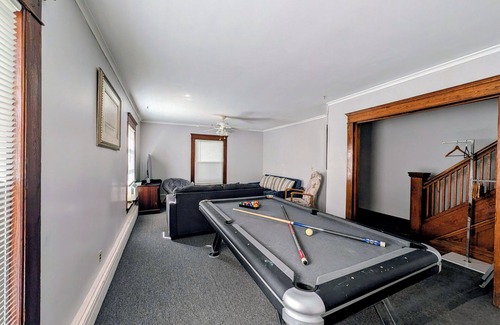 Corning Maison | 5 min to the Corning Museum of Glass! Family-sized Duplex w/ pool table & patio