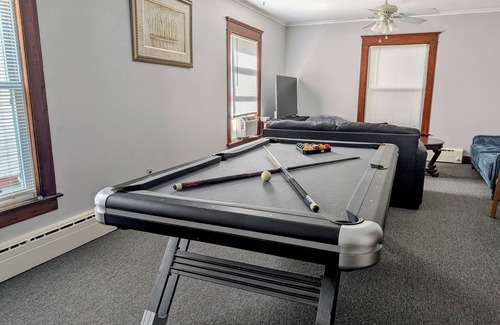 Corning Maison | 5 min to the Corning Museum of Glass! Family-sized Duplex w/ pool table & patio