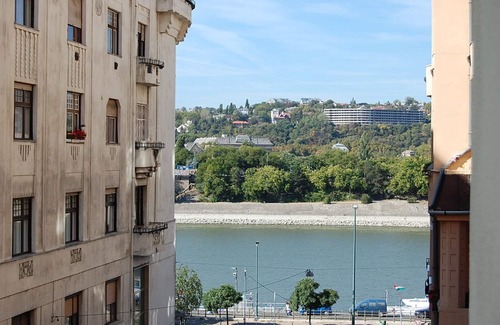 13th District Appartement | Appartement historique avec vue sur le Danube, climatisation, wifi, minibar gratuit, accueil personnalisé