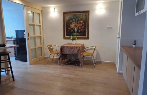 Bukit Bintang Maison | 5 min walk to Pavilion KL. 20 pax max. Spacious 4-bedroom condo in Kuala Lumpur