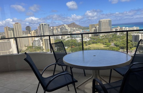 McCully - Moiliili Copropriété | Cleaning fee waived!! 5 mins to the Beach/ OCEAN+Mt View. Centrally located